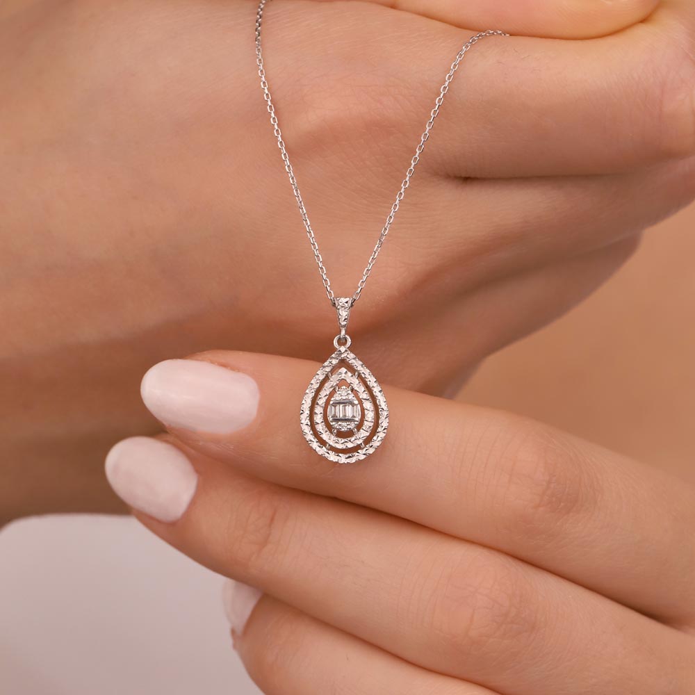 0,08 Karat Lab Pırlanta Kalem İşlemeli Damla Baget Kolye - FP01718