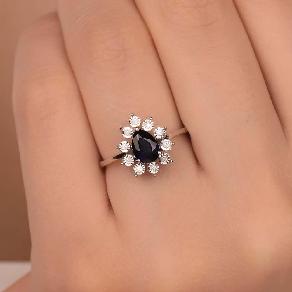 1,08 Karat Lab Pırlanta Kalem İşlemeli Damla Royale Safir Yüzük - FP02600