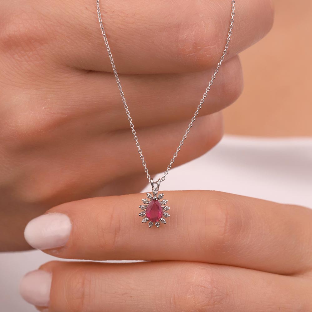 0,55 Karat Laboratuvar Pırlantalı Yakut Taşlı Kolye