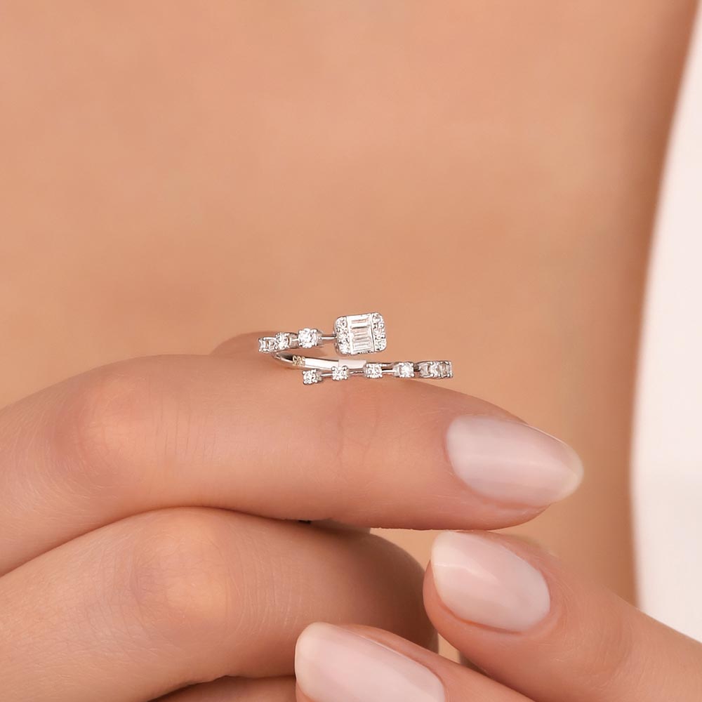 0,32 Karat Laboratuvar Pırlanta Özel Tasarım Prism Baget Yüzük