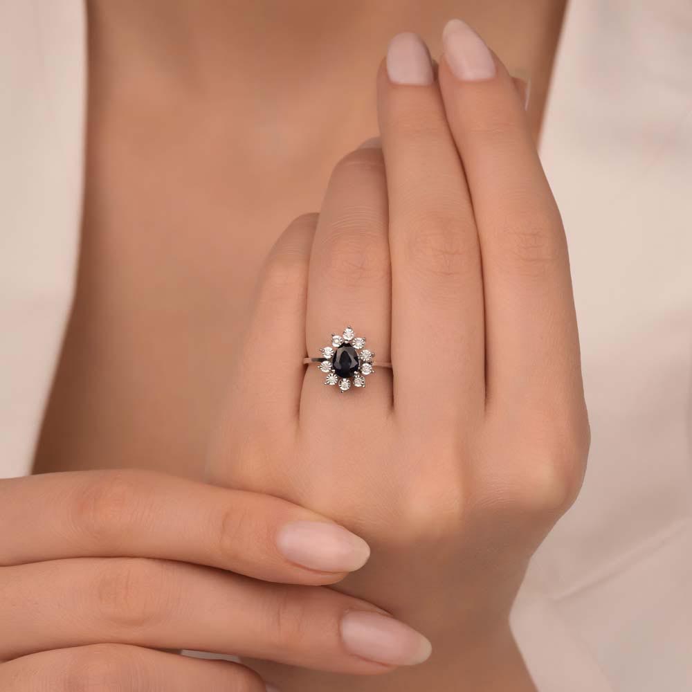 1,08 Karat Laboratuvar Pırlanta Kalem İşlemeli Damla Royale Safir Yüzük